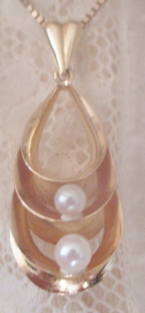 M521M 14k gold and pearl pendant and chain Takst-Valuation N.kr. 6000